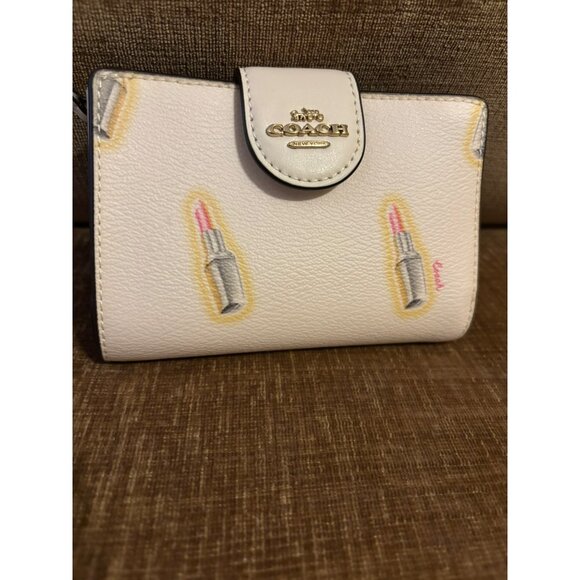 NWOT Coach C2885 Medium Corner Zip Wallet with Lipstick Print - Picture 1 of 7